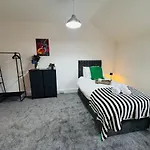 Quirky Vibe - 3 Bedrooms - Sleeps 6 *