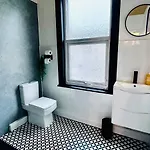 Quirky Vibe - 3 Bedrooms - Sleeps 6 *