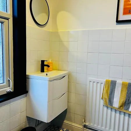 Quirky Vibe - 3 Bedrooms - Sleeps 6 *