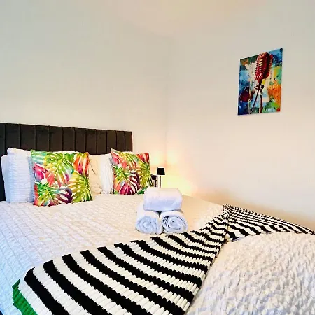 Quirky Vibe - 3 Bedrooms - Sleeps 6 Apartment Workington