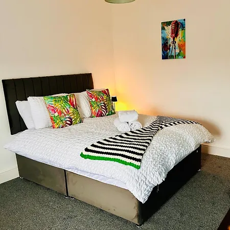 Quirky Vibe - 3 Bedrooms - Sleeps 6