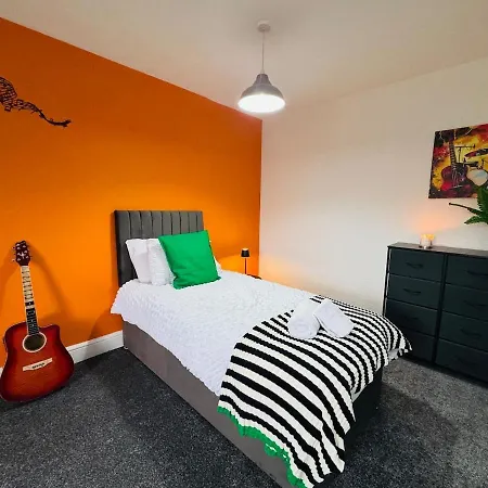 Quirky Vibe - 3 Bedrooms - Sleeps 6 *