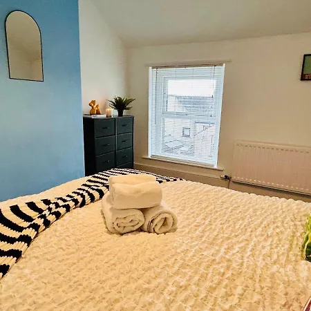 Quirky Vibe - 3 Bedrooms - Sleeps 6 Apartment