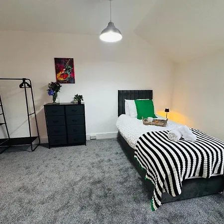 Quirky Vibe - 3 Bedrooms - Sleeps 6 *