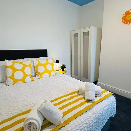 Quirky Vibe - 3 Bedrooms - Sleeps 6 Apartment