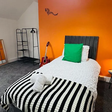 Quirky Vibe - 3 Bedrooms - Sleeps 6