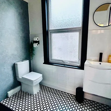 Quirky Vibe - 3 Bedrooms - Sleeps 6 *