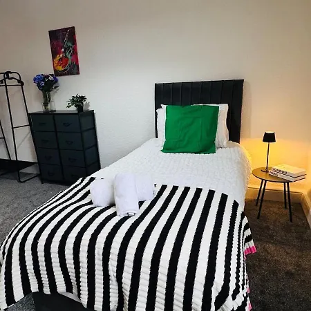 Quirky Vibe - 3 Bedrooms - Sleeps 6 Apartment