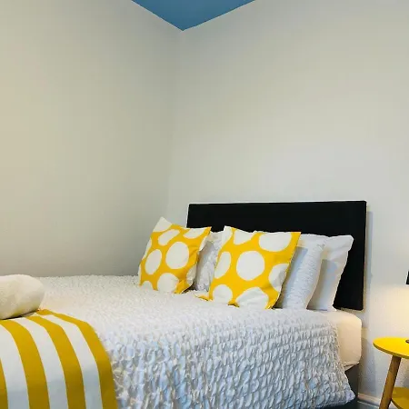 Quirky Vibe - 3 Bedrooms - Sleeps 6 Apartment