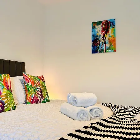 Quirky Vibe - 3 Bedrooms - Sleeps 6