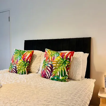 Quirky Vibe - 3 Bedrooms - Sleeps 6 Apartment *