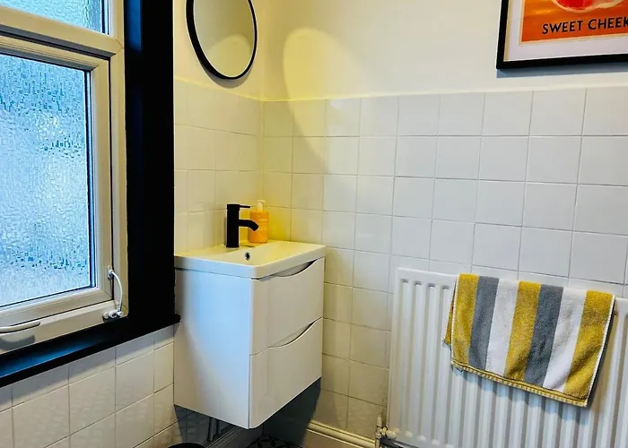 Quirky Vibe - 3 Bedrooms - Sleeps 6 *