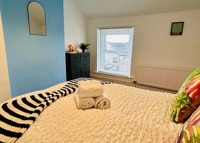 Quirky Vibe - 3 Bedrooms - Sleeps 6 Apartment