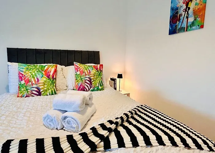 Quirky Vibe - 3 Bedrooms - Sleeps 6 Apartment Workington