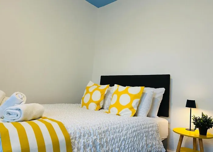 Quirky Vibe - 3 Bedrooms - Sleeps 6 Apartment