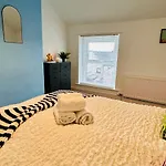 Quirky Vibe - 3 Bedrooms - Sleeps 6 Apartment