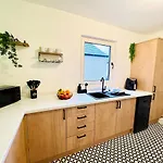 Apartment Quirky Vibe - 3 Bedrooms - Sleeps 6 Workington