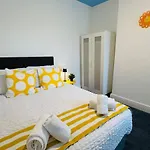 Quirky Vibe - 3 Bedrooms - Sleeps 6 Apartment