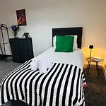 Quirky Vibe - 3 Bedrooms - Sleeps 6 Apartment