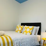 Quirky Vibe - 3 Bedrooms - Sleeps 6 Apartment