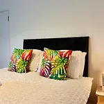 Quirky Vibe - 3 Bedrooms - Sleeps 6 Apartment *