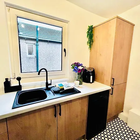 Quirky Vibe - 3 Bedrooms - Sleeps 6 Apartment *