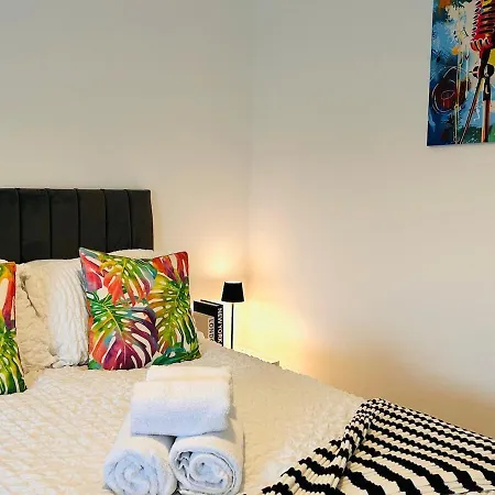 Quirky Vibe - 3 Bedrooms - Sleeps 6
