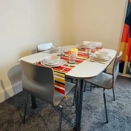 Quirky Vibe - 3 Bedrooms - Sleeps 6 Apartment *